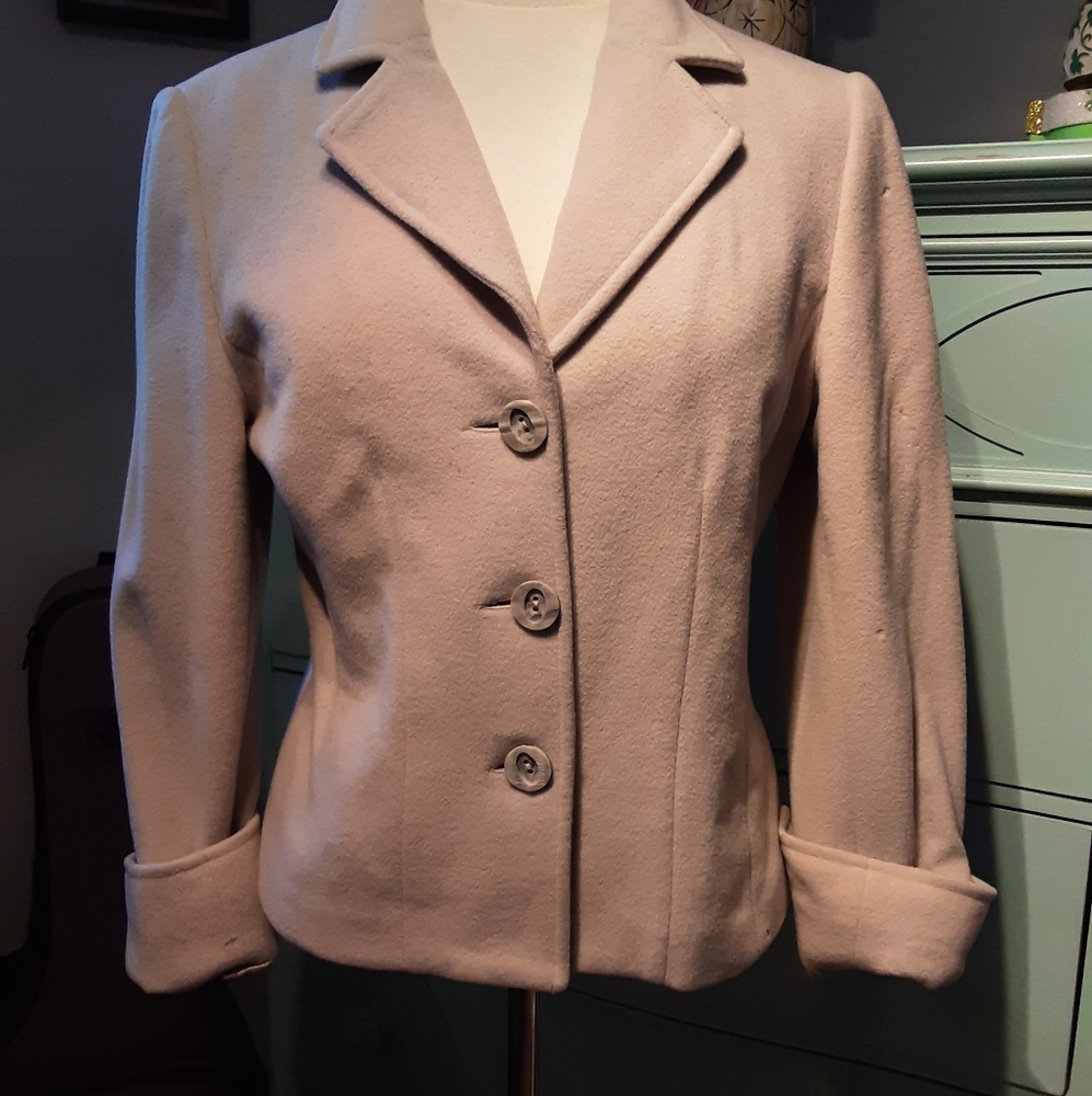 Elegant Women's Blazer in Soft Pink